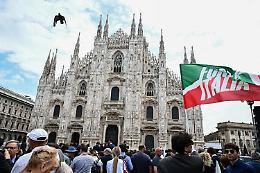 Funerali Berlusconi, partito da Arcore il corteo che attraversa Milano