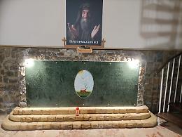 Lastra marmorea e mosaico per la tomba di fratel Biagio Conte