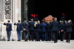 Funerali di Berlusconi, feretro in Duomo Milano: applausi e cori ultrà in piazza