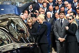 Berlusconi, il “Silenzio" chiude i funerali: applausi e cori per l'addio al Cav