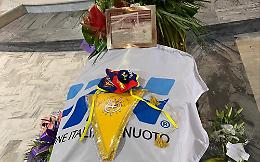 Applausi e lacrime ai funerali del pallanuotista Mario Scotti Galletta