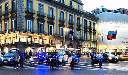 Aggredisce la compagna in pieno centro e finisce nei guai