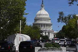 Si schianta con l'auto in fiamme contro il cancello di Capitol Hill