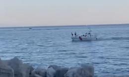Si tuffa e finisce sull’elica della barca, 20enne morto a Cetara