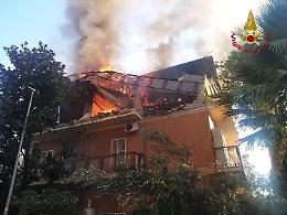 Esplosione in città, crolla una palazzina: tre feriti