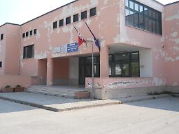 Rubati i rubinetti dei bagni, la scuola resta chiusa