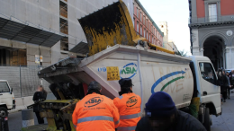 Napoli, investito da camion: morto operaio azienda rifiuti 