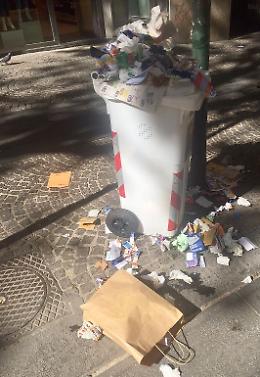 Vomero, Capodanno: spariti i portarifiuti