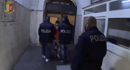 Tentata rapina e spaccio di droga, 10 arresti a Napoli