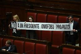 Camera, striscione anti Fontana in Aula: «No a presidente omofobo pro Putin»
