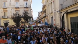 Acerra, in migliaia in corteo contro la quarta linea del termovalorizzatore