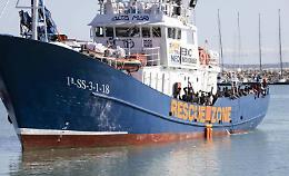 Migranti, sbarcata a Napoli nave Ong con 68 persone