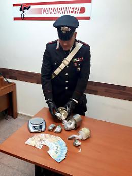 Dietro le pentole 1.200 euro e 2 etti e mezzo di marijuana 