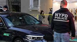 Spari a Manhattan, uomo armato ferito gravemente