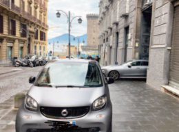Via Santa Brigida, l'auto si parcheggia sul marciapiede