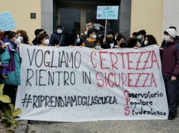 Studenti in presidio davanti all'Ufficio scolastico regionale