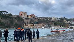 Morta la balena rimasta bloccata nel porto di Sorrento