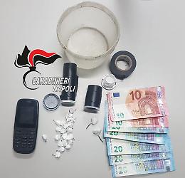 Cocaina nascosta nei contenitori per farmaci, un arresto