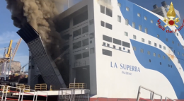 Palermo, incendio sulla nave per Napoli: tutti salvi
