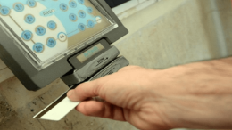 Timbravano e poi a fare shopping, nei guai due furbetti del cartellino