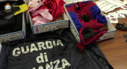 Maschere di Carnevale e gadget, la Finanza sequestra 300mila articoli