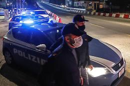 Svuota estintore nel parcheggio del centro commerciale, un minore denunciato