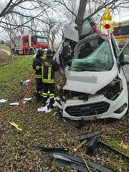 Furgone si schianta contro albero: Giuseppe muore sul colpo, avrebbe compiuto 17 anni a maggio