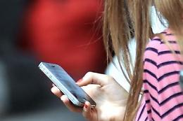 Sms a luci rosse ad allievi, sospeso prof