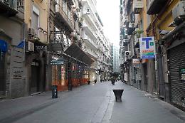 Domenica a Napoli, strade deserte e musica dai balconi