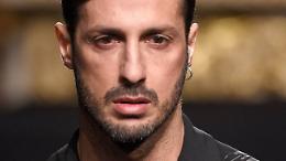 Fabrizio Corona si ferisce alle vene con una biro in ospedale, nuovo atto di autolesionismo