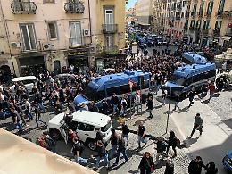 Tensione Napoli-Eintracht, corteo non autorizzato di tifosi tedeschi
