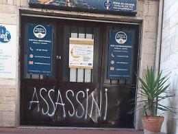 «Assassini» sul portone d'ingresso del circolo FdI