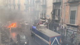 Napoli-Eintracht, guerriglia nel centro storico: in fiamme auto della polizia