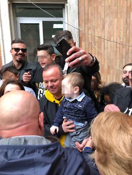 Gigi D'Alessio in fila al Cardarelli per donare il sangue