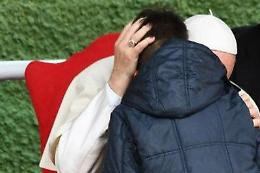 Papa a bimbo: «Tuo papà ateo, era buono: è in cielo»
