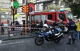 Cadono calcinacci e ferro a Porta di Massa, turista tedesco ferito alla testa