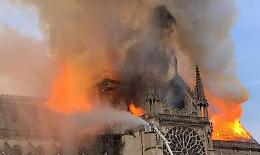 Choc a Parigi, brucia la cattedrale di Notre Dame 