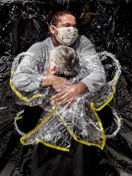 World Press Photo 2021, la foto dell'anno: il primo abbraccio, il volto della pandemia