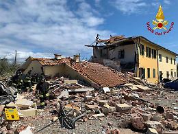 Lucca, scoppia bombola di gas e crolla abitazione: si cercano 2 dispersi