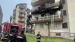 Casa in fiamme, una donna intossicata