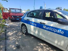 Sversa rifiuti in strada e scappa alla vista degli agenti