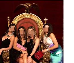 Sedute in 4 sul trono dei Borbone, foto sui social: monta la polemica