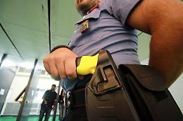 Taser a tutti i poliziotti, sperimentazione in 12 città: c'è anche Napoli