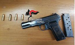 Sant’Antimo, si libera della pistola lanciandola dal balcone: arrestato