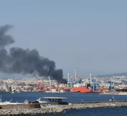 In fiamme deposito di giocattoli, fumo nero sulla città