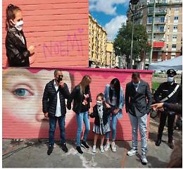 Un murale con gli occhi di Noemi in piazza Nazionale, teatro del brutale agguato di 2 anni fa