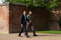 Ucraina, Zelensky a Londra. Gb: «A Kiev centinaia di missili e droni militari»