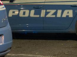 Ruba vestiti nell'auto di un poliziotto, arrestato