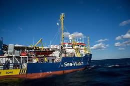 Sea Watch, Salvini autorizza sbarco 10 persone