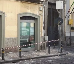 Nuovo crollo, calcinacci giù da palazzo a Monte di Dio